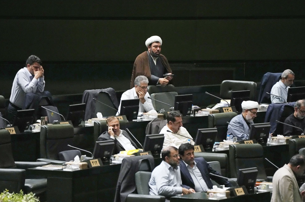 El estricto parlamento iraní aprueba todos los miembros del gobierno, por primera vez desde 2001